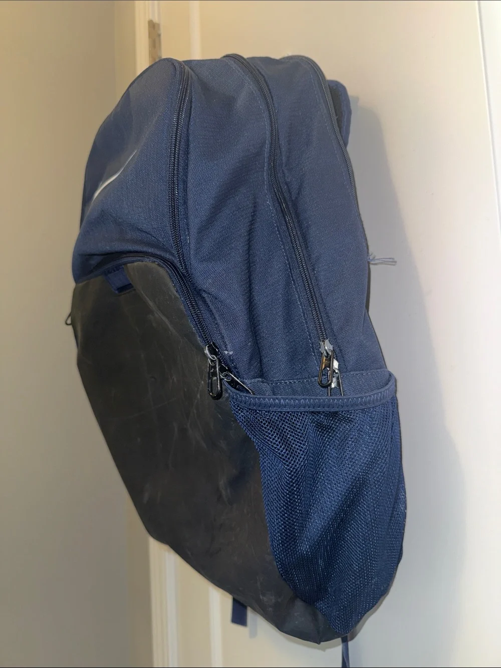 Nike Brasilia 9.5 XL Navy, Black & White Athletic School Backpack